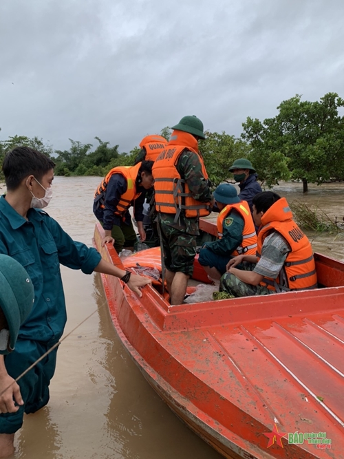 Đoàn Kinh tế-Quốc phòng 737 di dời các hộ dân ra khỏi vùng ngập lụt